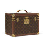 SET OF TWO: A PERSONALIZED BROWN MONOGRAM CANVAS HARDSIDED TRAIN CASE & A BROWN MONOGRAM CANVAS HARDSIDED TRAIN CASE - Foto 6