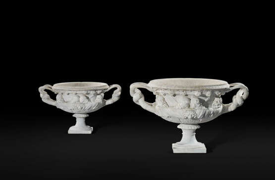 A MONUMENTAL PAIR OF MARBLE ‘WARWICK’ VASES - фото 1