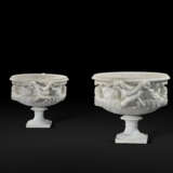 A MONUMENTAL PAIR OF MARBLE ‘WARWICK’ VASES - фото 2