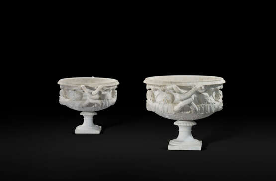 A MONUMENTAL PAIR OF MARBLE ‘WARWICK’ VASES - photo 2