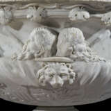A MONUMENTAL PAIR OF MARBLE ‘WARWICK’ VASES - photo 5