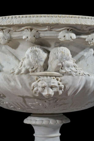 A MONUMENTAL PAIR OF MARBLE ‘WARWICK’ VASES - photo 5