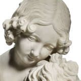 A WHITE MARBLE GROUP OF YOUNG GIRL, PROBABLY MISS DAMES EMBRACING A MALTESE DOG - Foto 4
