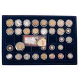 Aluminum case with modern world and course coins, - Foto 8