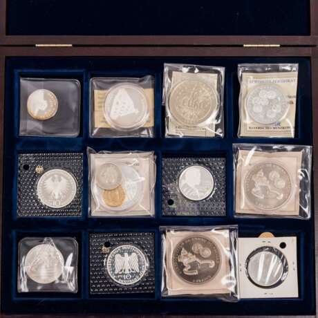Coins and medals, including - Foto 3