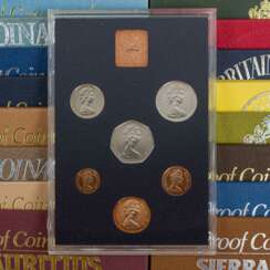 A magnificent convolute with 31 x coin sets - All World 1971-1980
