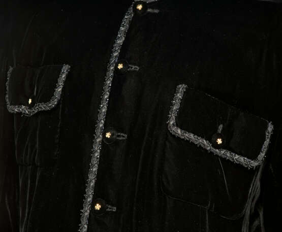 A BLACK SILK VELVET FLAPPED PATCH POCKET JACKET - photo 4