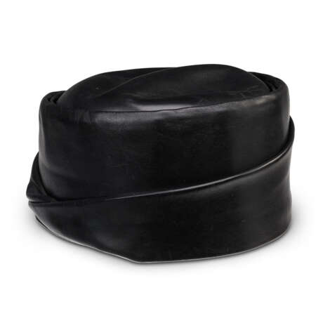 A BLACK LEATHER PILLBOX HAT - Foto 2