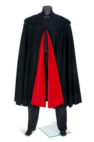 A BLACK FELTED WOOL OVERLAY CAPE - фото 1