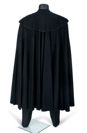 A BLACK FELTED WOOL OVERLAY CAPE - Foto 2