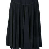 A BLACK FELTED WOOL OVERLAY CAPE - фото 2