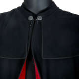 A BLACK FELTED WOOL OVERLAY CAPE - фото 3