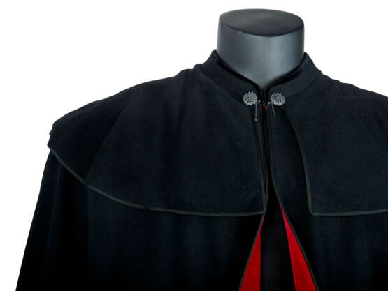 A BLACK FELTED WOOL OVERLAY CAPE - фото 4