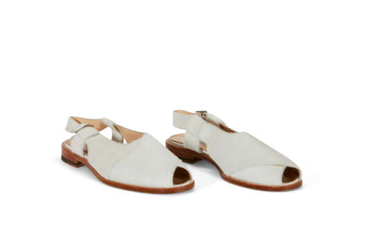 A PAIR OF WHITE PONY HAIR SANDALS - Foto 2