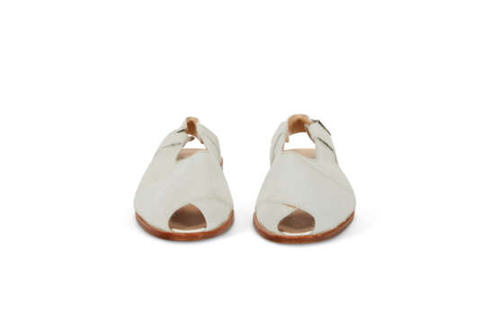 A PAIR OF WHITE PONY HAIR SANDALS - фото 3