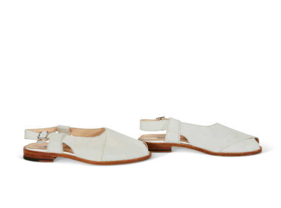 A PAIR OF WHITE PONY HAIR SANDALS - фото 4