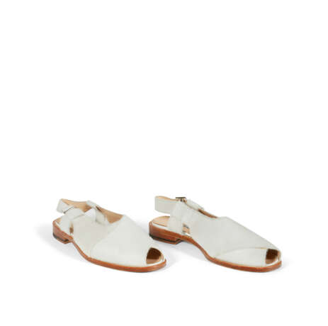 A PAIR OF WHITE PONY HAIR SANDALS - фото 6