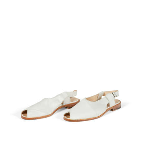 A PAIR OF WHITE PONY HAIR SANDALS - фото 7