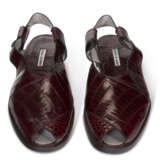 A pair of aubergine alligator open toe sandals - Foto 1