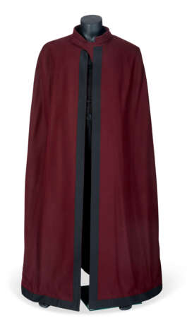 A MAROON FELTED WOOL CLOAK - фото 1