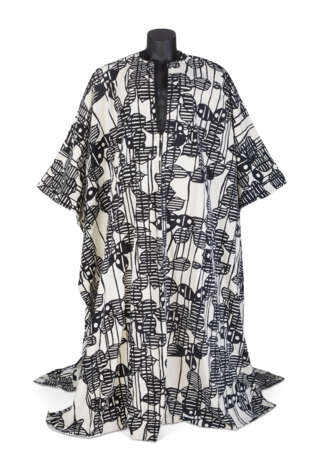 A PRINTED BLACK AND WHITE COTTON CAFTAN - фото 1