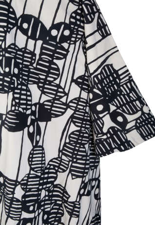 A PRINTED BLACK AND WHITE COTTON CAFTAN - photo 3