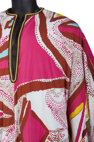 TWO POLYCHROME PRINTED CAFTANS - Foto 3