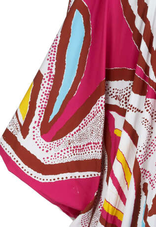 TWO POLYCHROME PRINTED CAFTANS - Foto 4