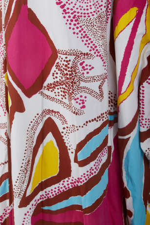 TWO POLYCHROME PRINTED CAFTANS - Foto 5