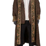 A SILK AND METALLIC EMBROIDERED EVENING COAT - Foto 1
