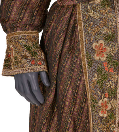 A SILK AND METALLIC EMBROIDERED EVENING COAT - Foto 6