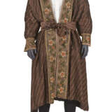 A SILK AND METALLIC EMBROIDERED EVENING COAT - Foto 7