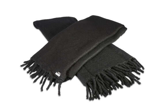 A PAIR OF BLACK MOHAIR WOOL BLANKETS - фото 2