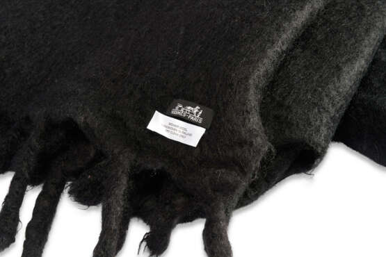 A PAIR OF BLACK MOHAIR WOOL BLANKETS - фото 3