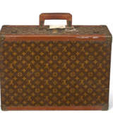 A SET OF THREE PERSONALIZED BROWN MONOGRAM HARDSIDED SUITCASES - photo 3