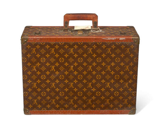 A SET OF THREE PERSONALIZED BROWN MONOGRAM HARDSIDED SUITCASES - Foto 3