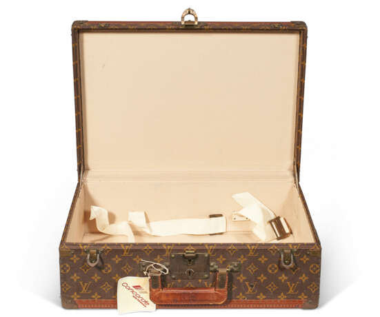 A SET OF THREE PERSONALIZED BROWN MONOGRAM HARDSIDED SUITCASES - photo 4