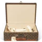 A SET OF THREE PERSONALIZED BROWN MONOGRAM HARDSIDED SUITCASES - Foto 4