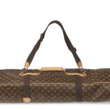A BROWN MONOGRAM CANVAS SKI BAG WITH GOLD HARDWARE - фото 1