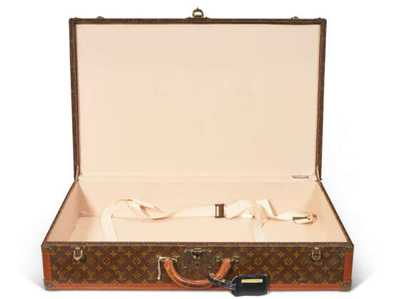 A SET OF THREE PERSONALIZED BROWN MONOGRAM HARDSIDED SUITCASES - photo 5