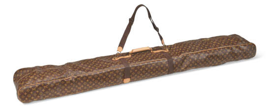A BROWN MONOGRAM CANVAS SKI BAG WITH GOLD HARDWARE - фото 2