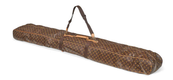 A BROWN MONOGRAM CANVAS SKI BAG WITH GOLD HARDWARE - фото 3
