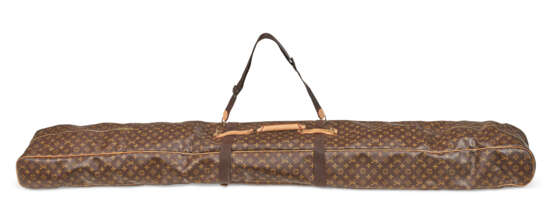 A BROWN MONOGRAM CANVAS SKI BAG WITH GOLD HARDWARE - фото 4