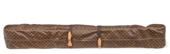 A BROWN MONOGRAM CANVAS SKI BAG WITH GOLD HARDWARE - фото 5