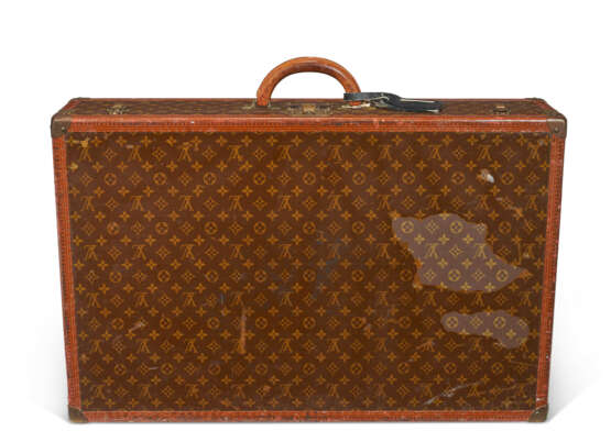 A SET OF THREE PERSONALIZED BROWN MONOGRAM HARDSIDED SUITCASES - Foto 7