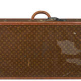 A SET OF THREE PERSONALIZED BROWN MONOGRAM HARDSIDED SUITCASES - Foto 7
