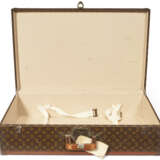 A SET OF THREE PERSONALIZED BROWN MONOGRAM HARDSIDED SUITCASES - Foto 8