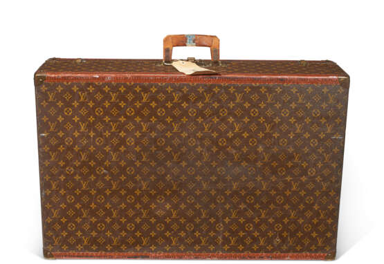 A SET OF THREE PERSONALIZED BROWN MONOGRAM HARDSIDED SUITCASES - Foto 9