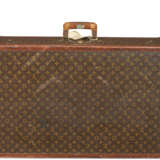 A SET OF THREE PERSONALIZED BROWN MONOGRAM HARDSIDED SUITCASES - Foto 10