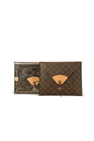 A PAIR OF BROWN MONOGRAM VISIONAIRE PORTFOLIOS - Foto 1